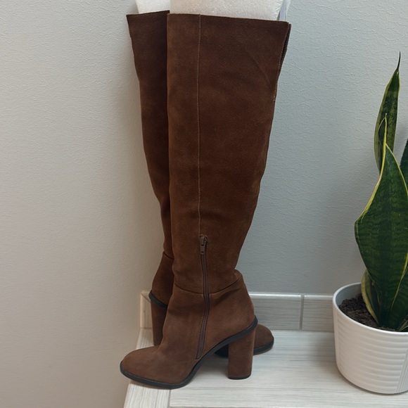 Gianni Bini Suede Brown knee high boots. Size 7. 4 inch heel. Gently used. - Picture 5 of 16